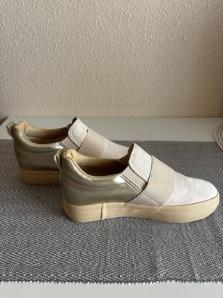 Zapatillas plataforma beige y doradas talla 37
