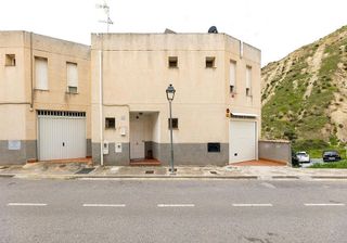Casa adosada en venta en Crta. De la Sierra en Granada