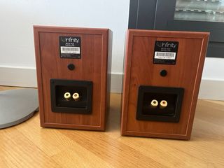 Altavoces Infinity Beta HCS 5.1 con peanas