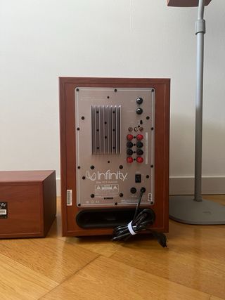 Altavoces Infinity Beta HCS 5.1 con peanas