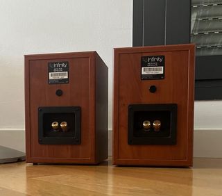 Altavoces Infinity Beta HCS 5.1 con peanas
