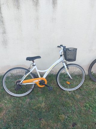 Bicicleta de paseo blanca con cesta
