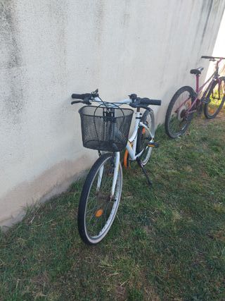 Bicicleta de paseo blanca con cesta