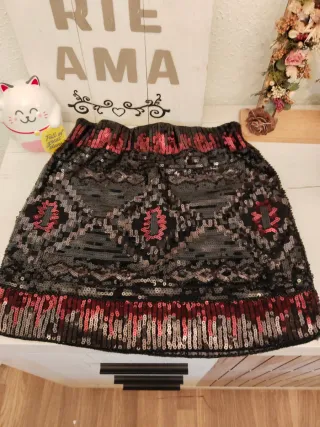 Falda de lentejuelas negra y rosa