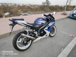 Suzuki GSXR Azul y Blanca