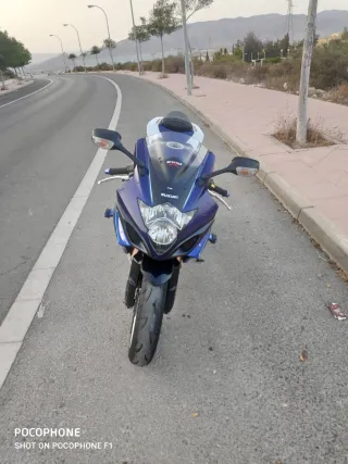 Suzuki GSXR Azul y Blanca