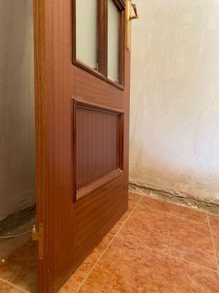 Puerta madera maciza con cristal