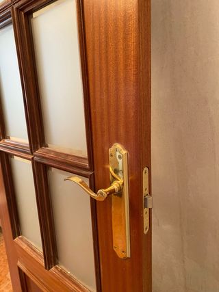 Puerta madera maciza con cristal