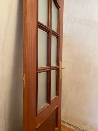 Puerta madera maciza con cristal