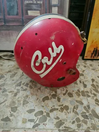 Casco de fútbol americano rojo