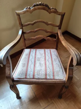 Sillones de madera antiguos con tapicería floral