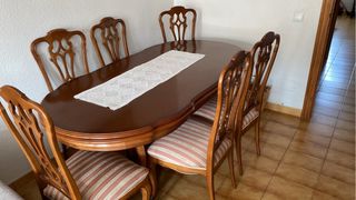 Mesa de comedor con 6 sillas de madera