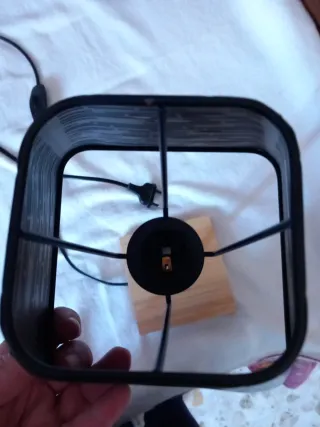 Lampada da tavolo in metallo e legno