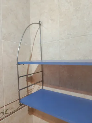 Estantería de pared azul y plateada