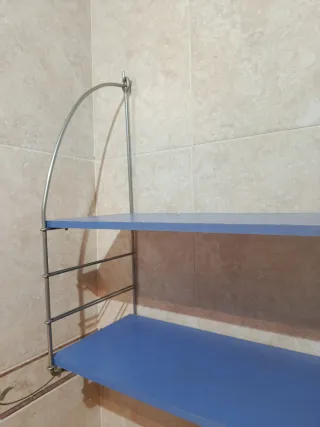 Estantería de pared azul y plateada