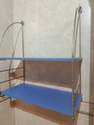Estantería de pared azul y plateada