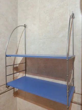 Estantería de pared azul y plateada