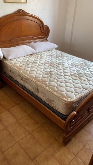 Cama de madera con cabecero