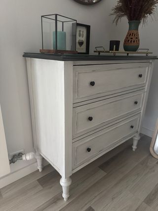 Cómoda de madera maciza con detalles