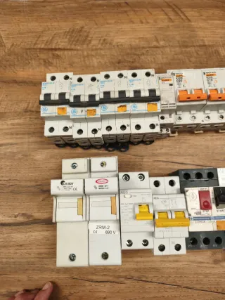 Lote material eléctrico: magnetos, contactores, et