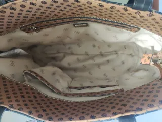 Bolso Guess Marrón y Negro Monedero