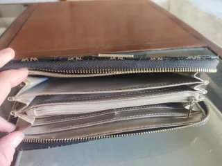 Bolso Guess Marrón y Negro Monedero