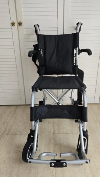 Silla de ruedas Nueva y plegable.