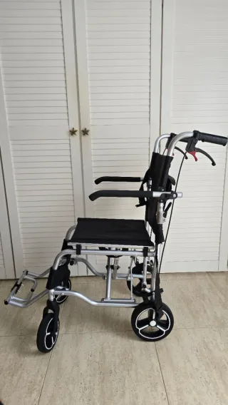 Silla de ruedas Nueva y plegable.