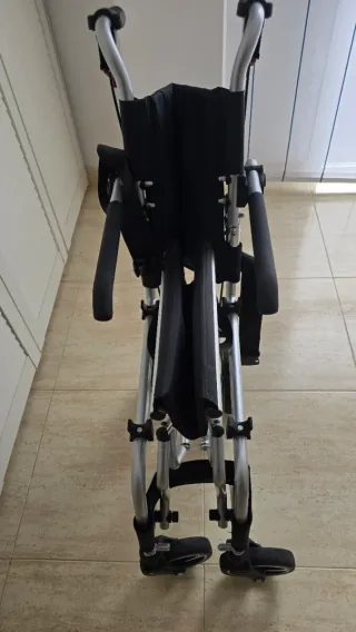 Silla de ruedas Nueva y plegable.