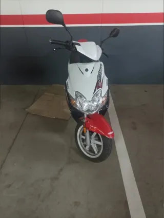 Yamaha Jog Scooter Roja y Blanca