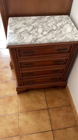 Mesita de noche de madera con tapa de mármol