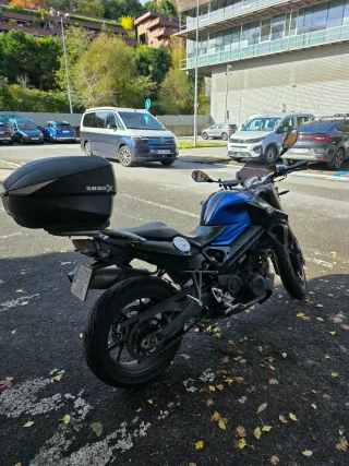 BMW F800R Moto Naked Azul y Negra
