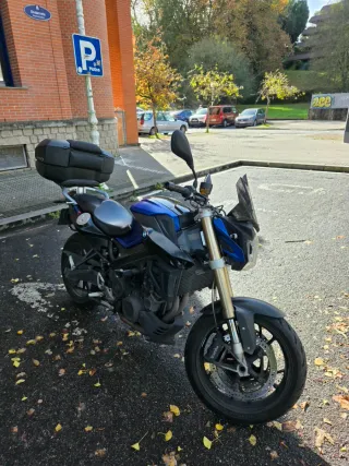 BMW F800R Moto Naked Azul y Negra