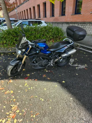 BMW F800R Moto Naked Azul y Negra