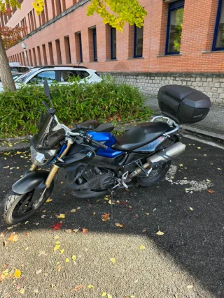 BMW F800R Moto Naked Azul y Negra