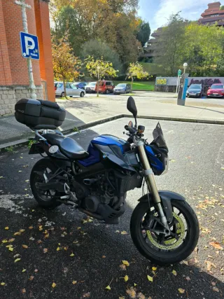 BMW F800R Moto Naked Azul y Negra