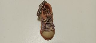 Llavero zapatilla deportiva