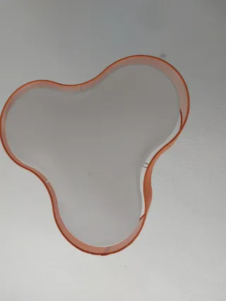 Lámpara colgante naranja y blanca