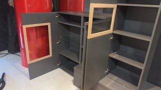 Mueble modular salón gris con cristal