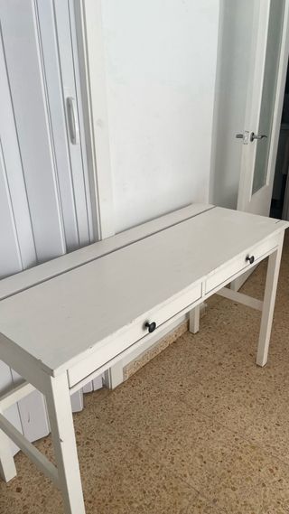 Scrivania bianca Hemnes IKEA in legno con cassetti