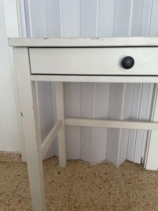 Scrivania bianca Hemnes IKEA in legno con cassetti
