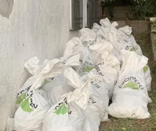 Retirada de sacos de escombro y restos de obras