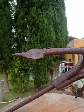 Ancla antigua de hierro