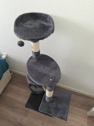 Se vende Árbol Gatera con rascador y cama.