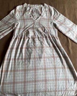 Vestido largo cuadros rosa, gris y blanco.