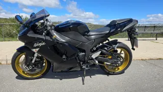 Kawasaki ZX6R 2007 Negra y Dorada
