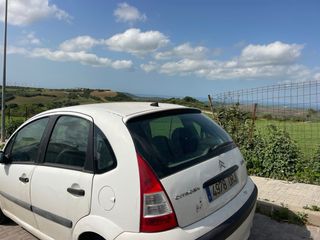 Coche blanco 5 puertas