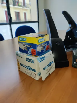 Grapadora y perforadora de oficina