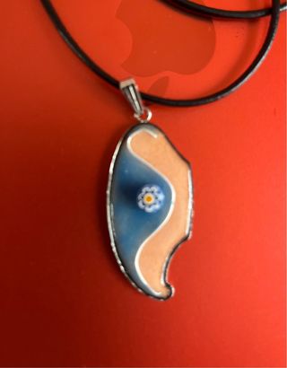Colgante mujer diseño flor