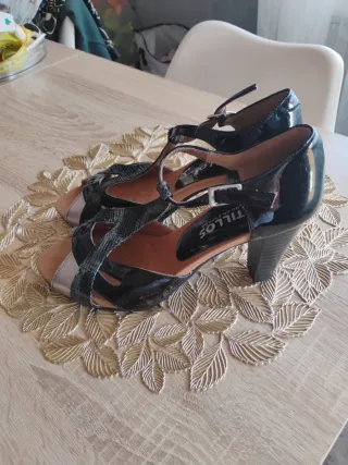 Zapatos de tacón Pitillos negros y plateados